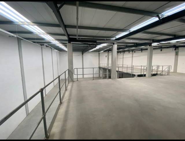 608M² WAREHOUSE TO LET IN STIKLAND INDUSTRIAL